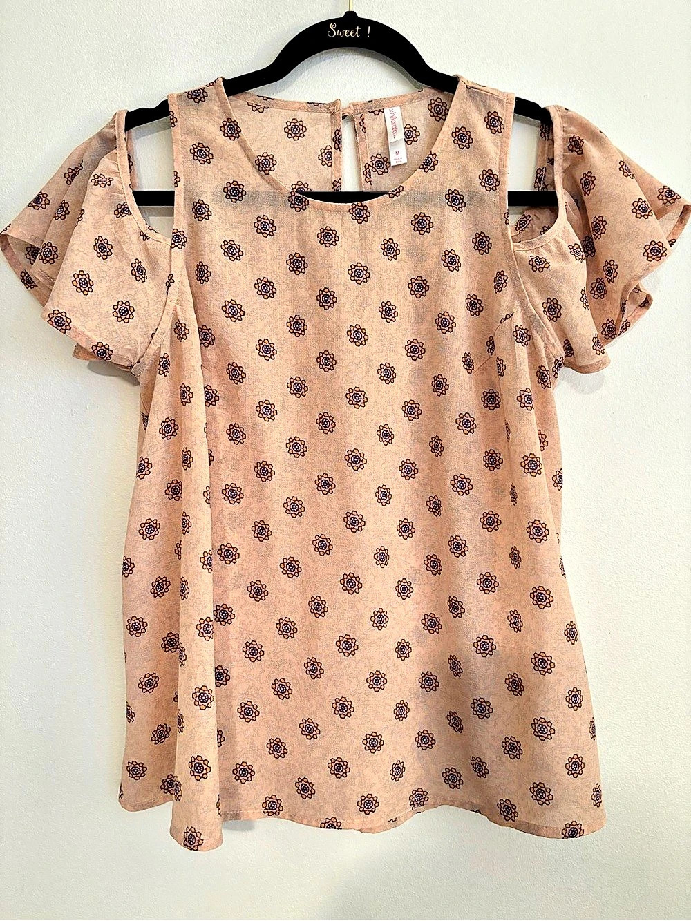 Xhilaration Floral Cold Shoulder Blouse in Pink Size Medium